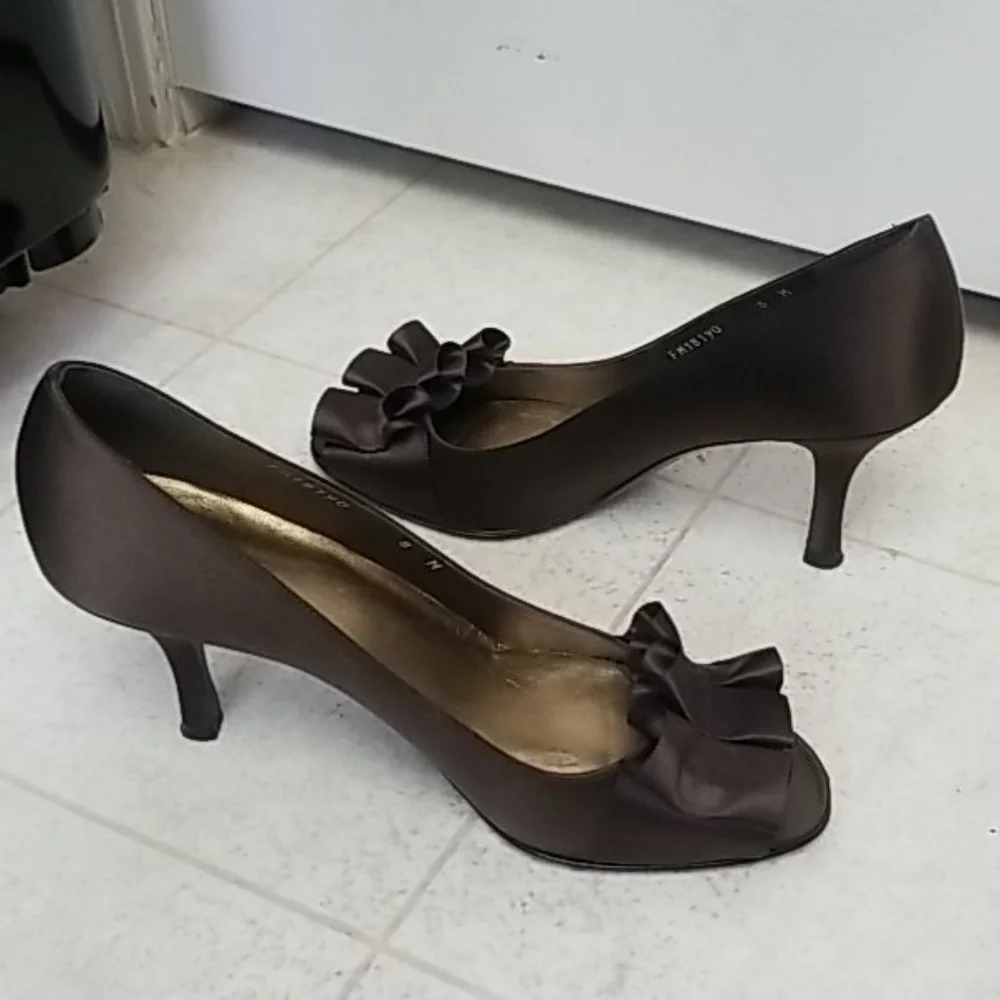 Like New STUART WEITZMAN brown satin peep toe pump